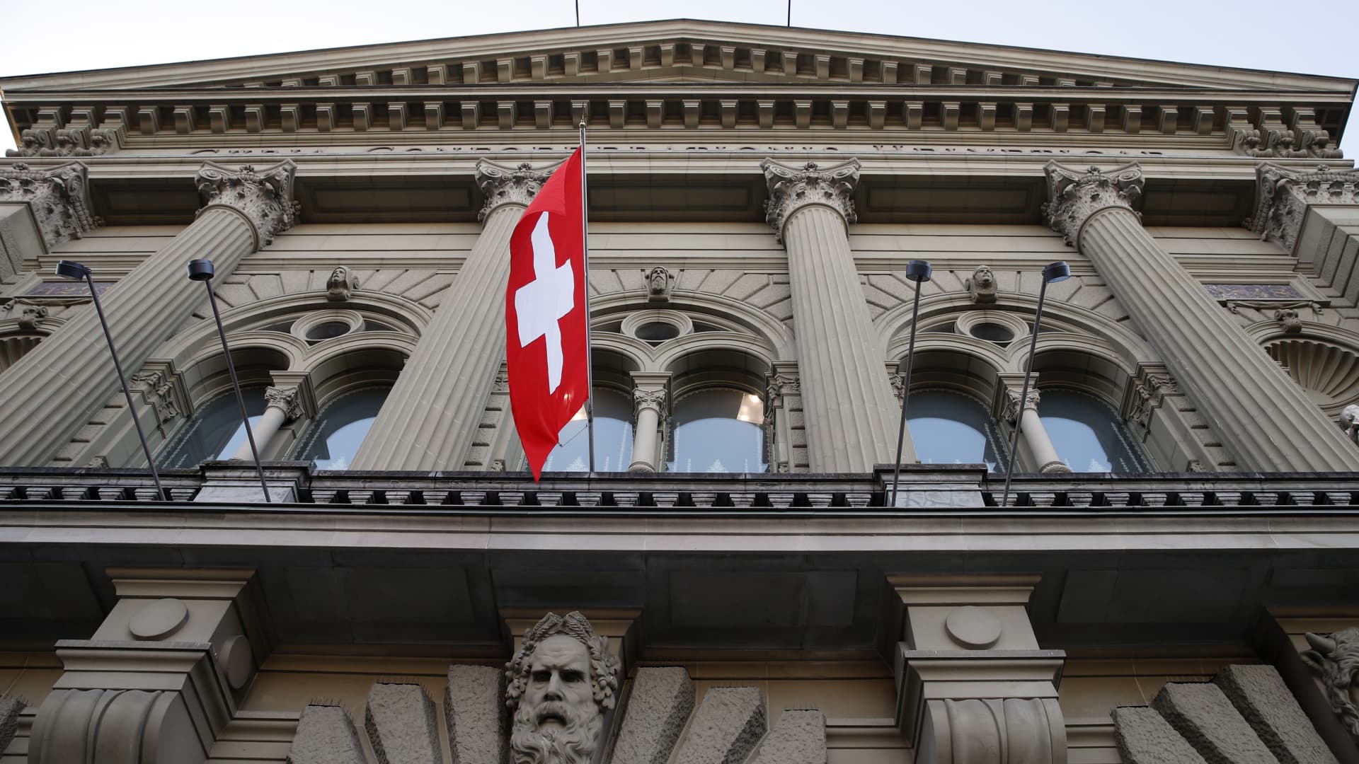 Швейцарский национальный банк повышает процентные ставки на 50 базисных пунктов, несмотря на беспорядки в Credit Suisse