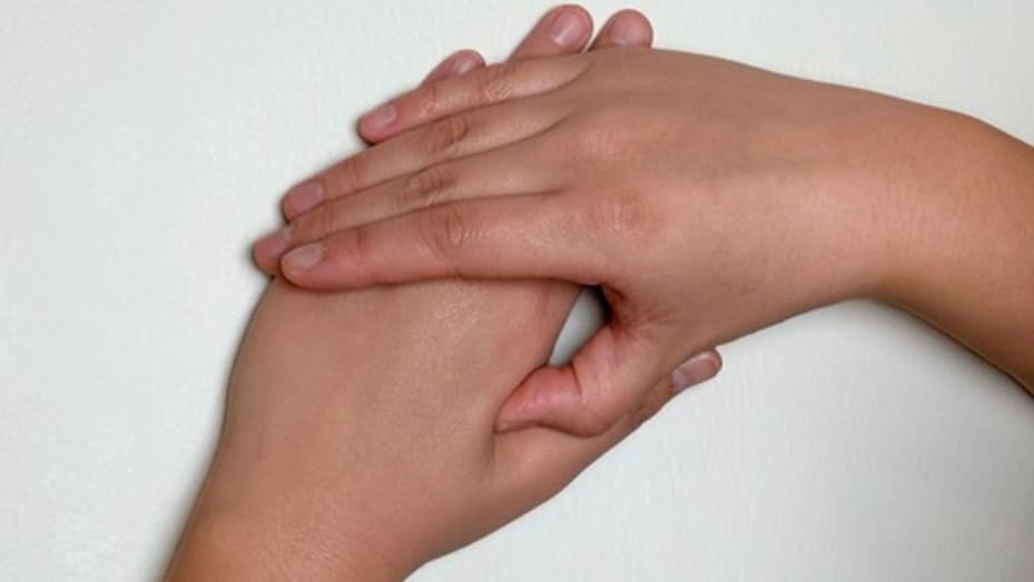 Baş parmağınız ve işaret parmağınız arasındaki boşluğa bastırın.