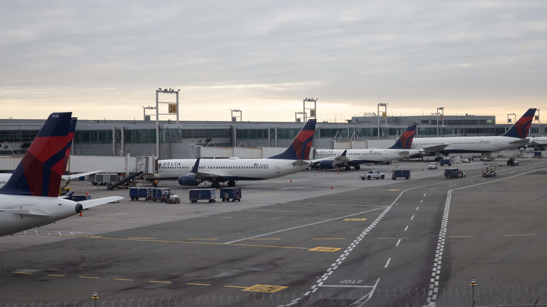 FAA launches investigation after two planes nearly collide at JFK airport – CNBC