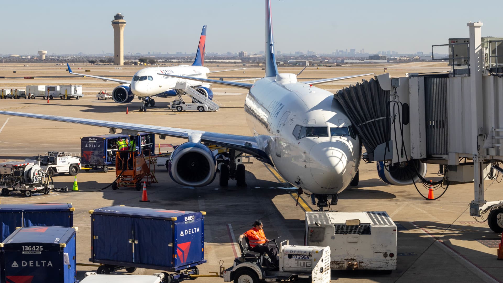 Winter weather disrupts hundreds of flights across Texas – CNBC