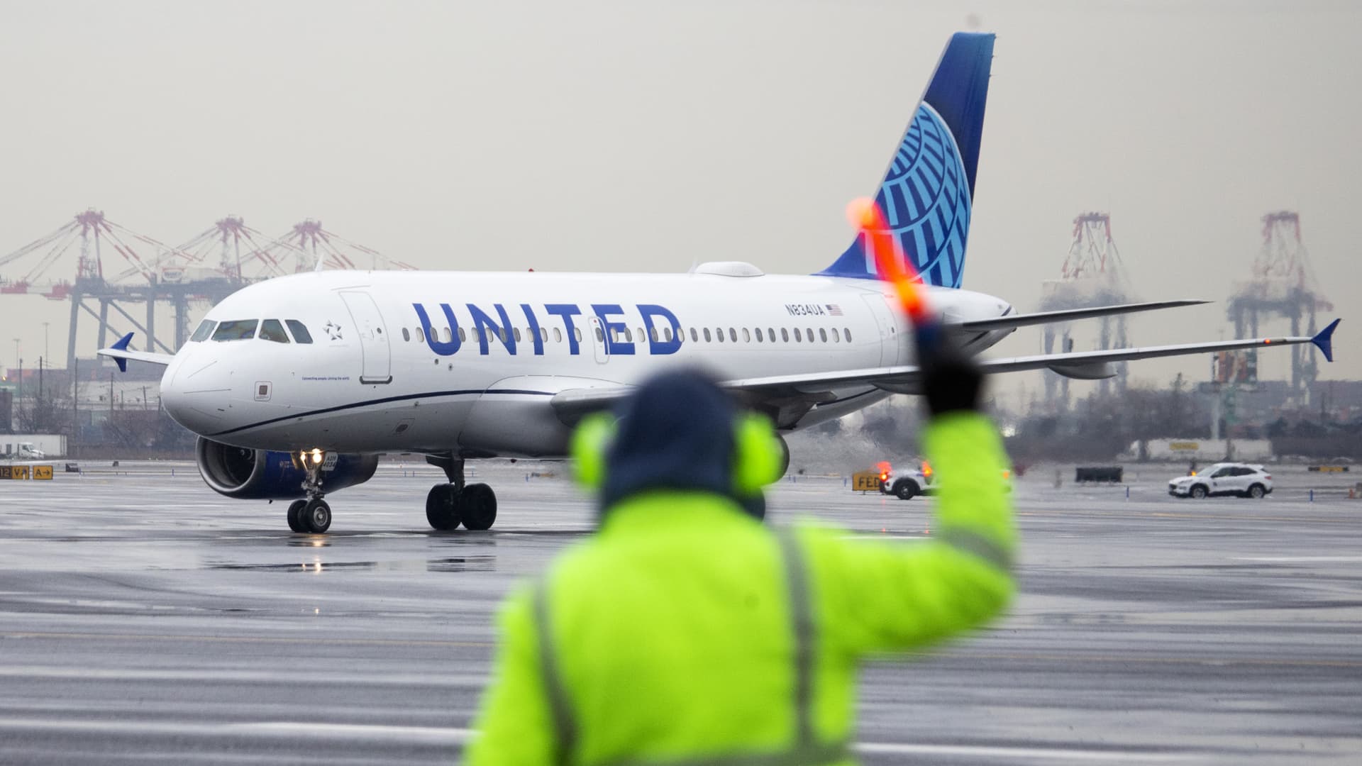 United results top estimates as demand remains resilient despite high fares