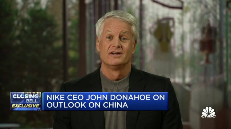 obesidad compensar Cartero Nike CEO John Donahoe touts strength in Gen Z China shopper