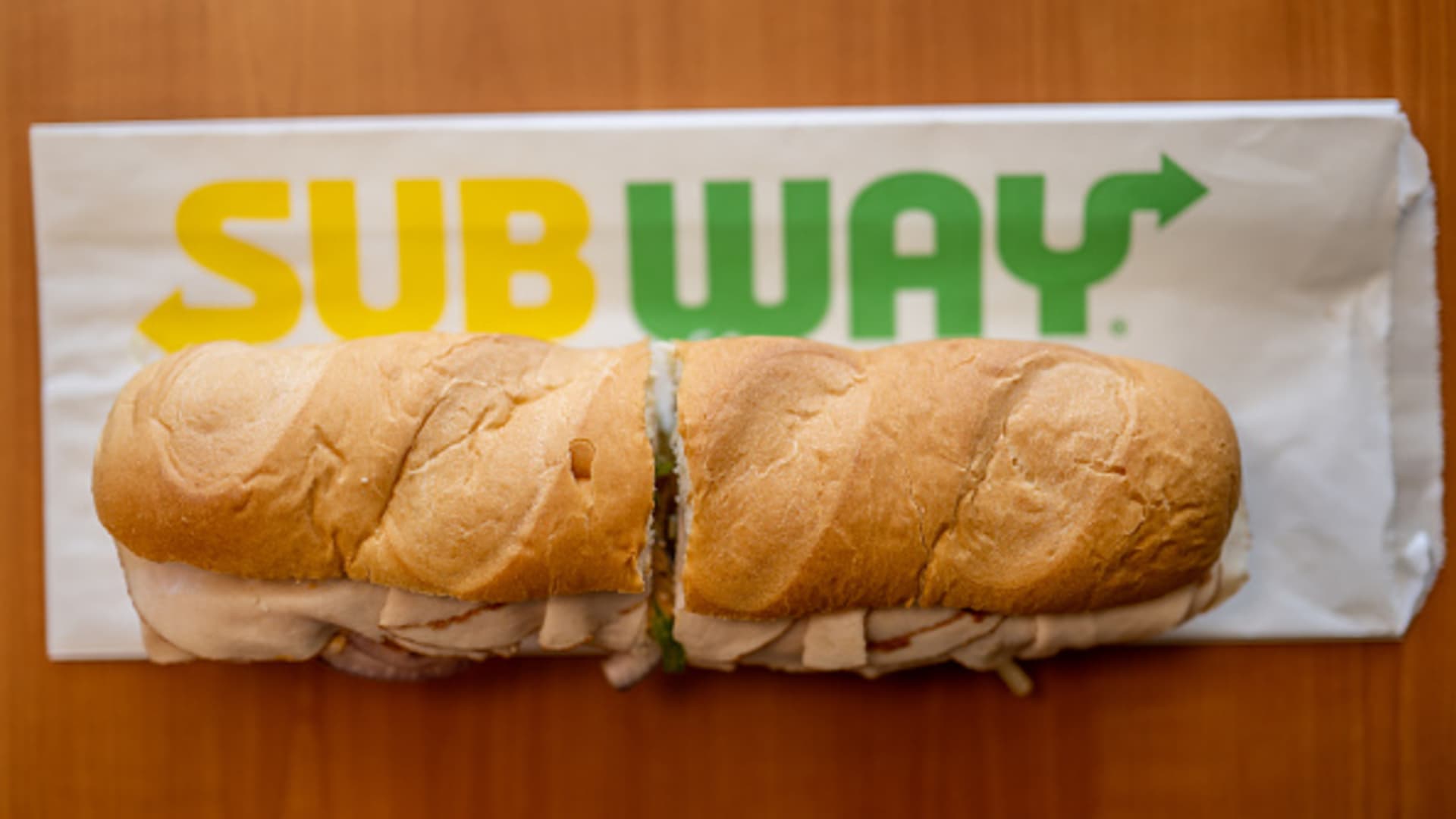 Rommelig been de wind is sterk Sandwich chain Subway explores sale