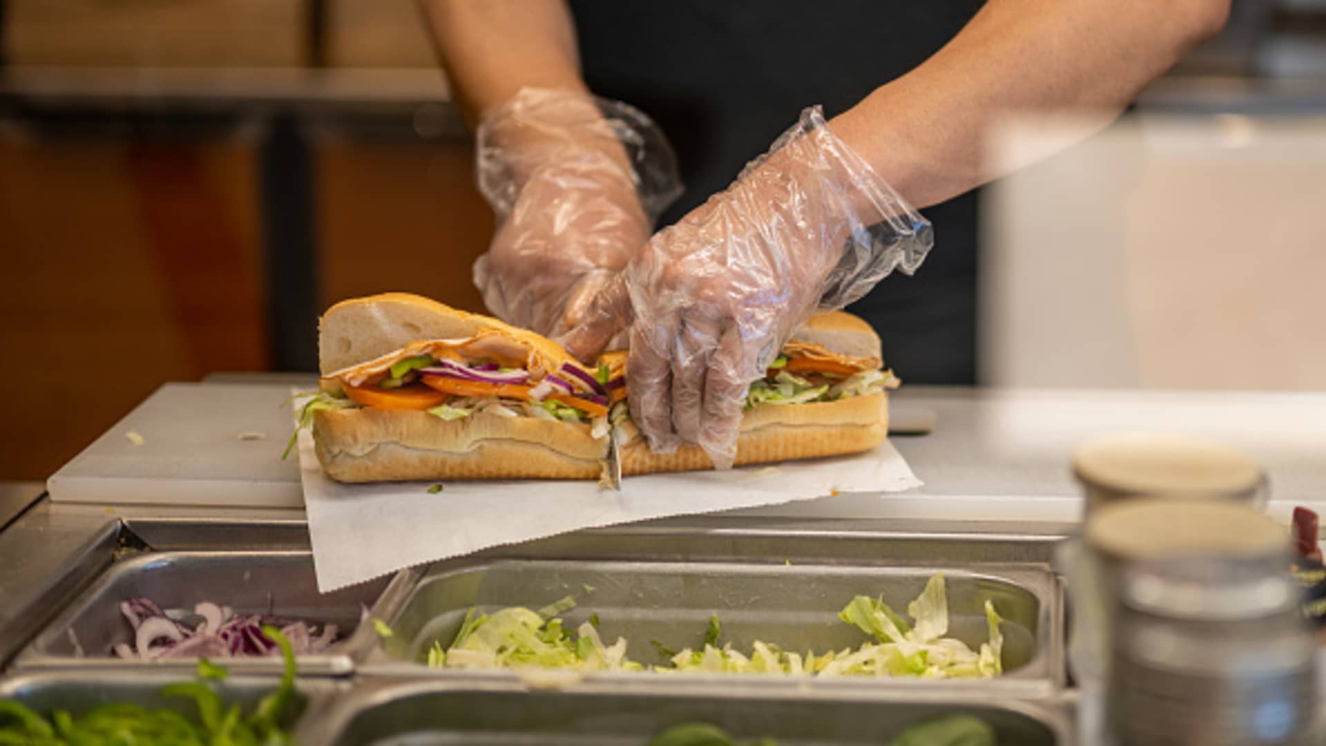 Bouwen op langs Zeg opzij Subway sandwich sales climb amid turnaround, potential sale talks