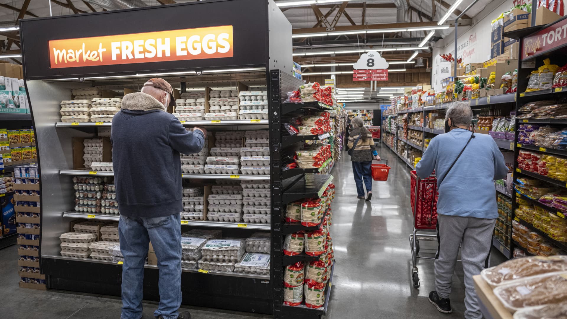 School lunch, eggs and airfare: Why inflation soared for 10 items in 2022