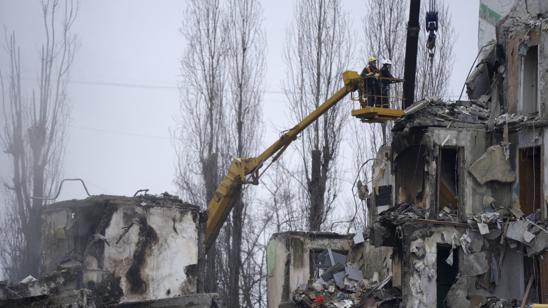 Rescuers work on a residential building destroyed after a missile strike, in Dnipro on January 16, 2023, amid the Russian invasion of Ukraine. - According to State Emergency Service report, as of 1:00 pm on December 16, 40 people died, including 6 children; 75 people got injured, including 14 children; 39 people were rescued, including 6 children; the fate of 34 people is still unknown.