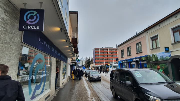 Along the Davos Promenade in 2023 there were fewer crypto companies than in previous years after the market crash. Circle, the company behind the stablecoin USDC, was one the few present.