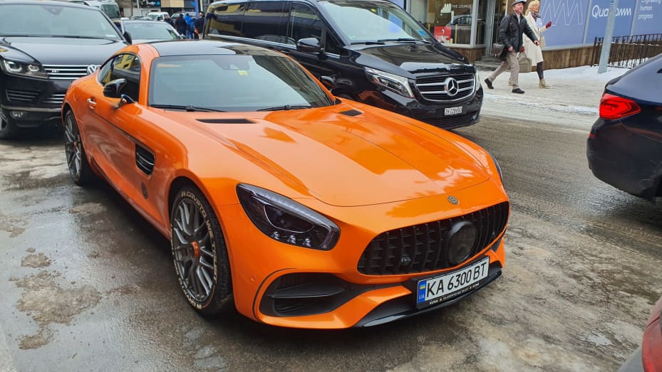 The orange Mercedes was parked along the Promenade in Davos. Nobody in the vicinity saw who parked it there. The license plate says "Kuna" on it, which is the name of a Ukrainian cryptocurrency exchange.