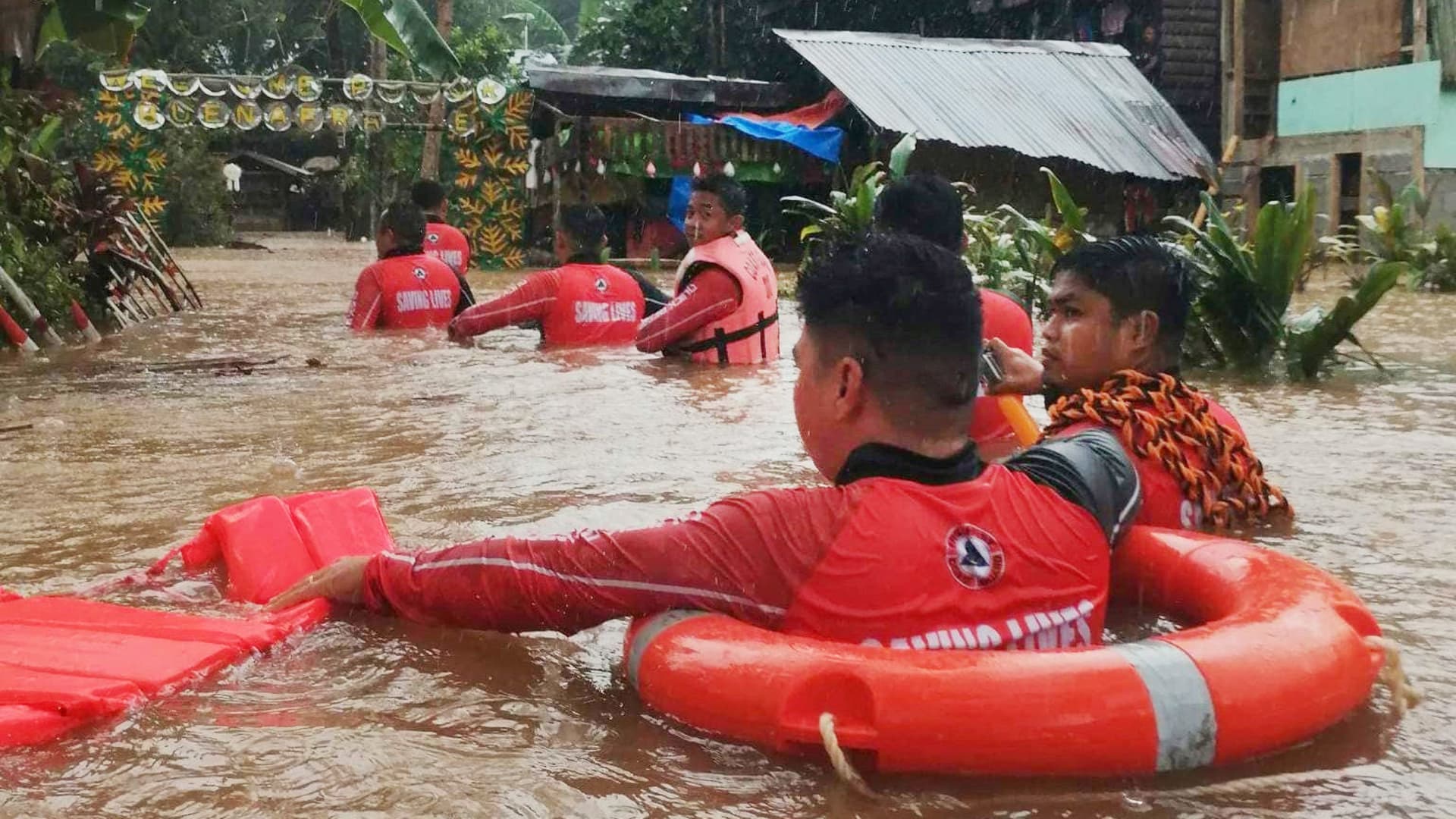 Floods devastate Philippines as president declares 'state of calamity' 