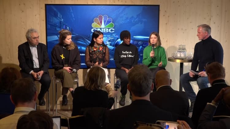 Die Klimaaktivistinnen Greta Thunberg und Vanessa Nakate teilen ihre Botschaft mit den Delegierten von Davos