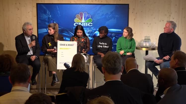 El jefe de la Agencia Internacional de Energía, Fatih Birol, Greta Thunberg y otros jóvenes activistas discuten la crisis climática en Davos