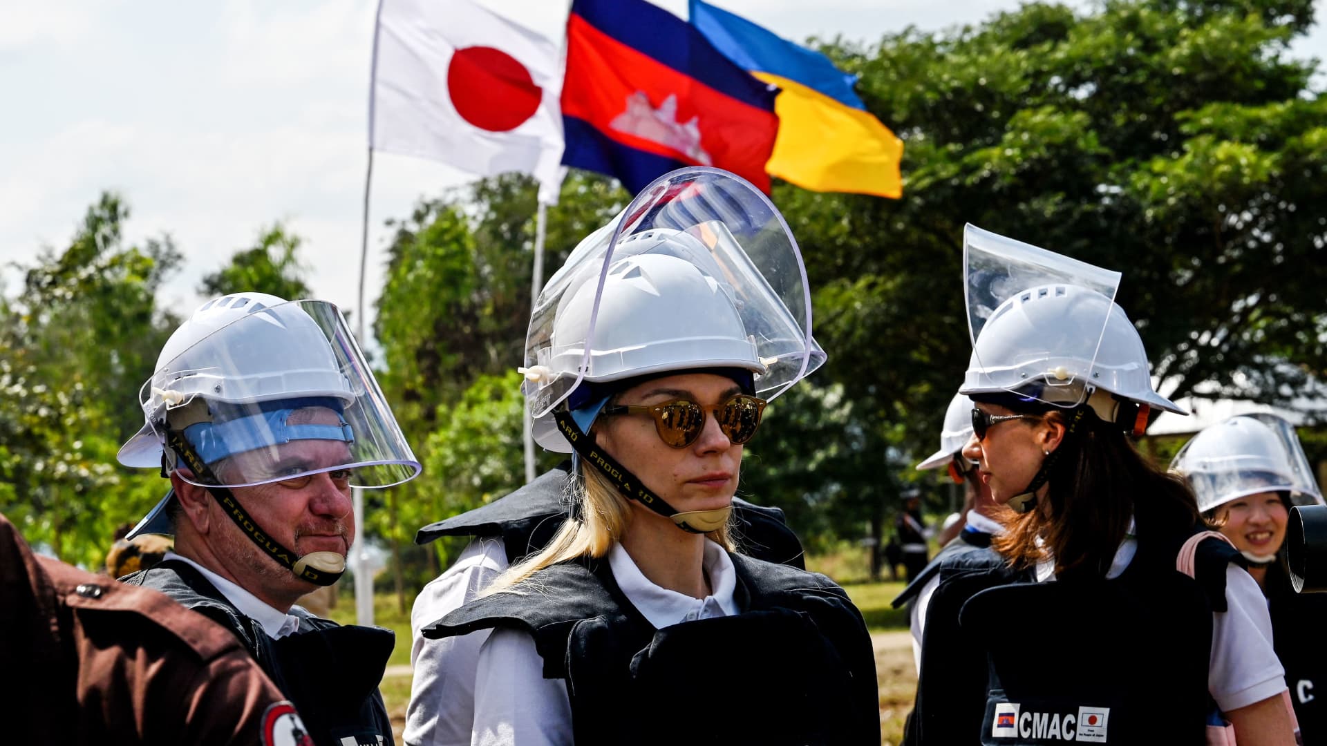A group of 15 deminers from Ukraine travelled to remote eastern Battambang province in Cambodia Thursday for a week of special training.