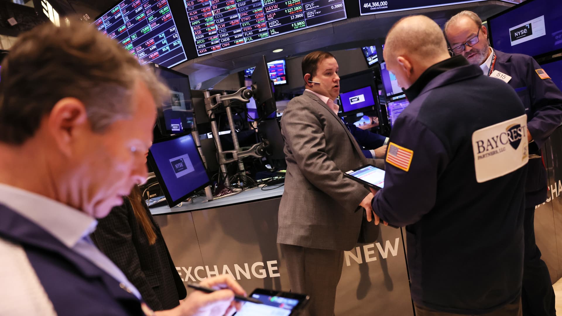 A határidős részvények emelkednek, miután a Dow Jones az évre esett