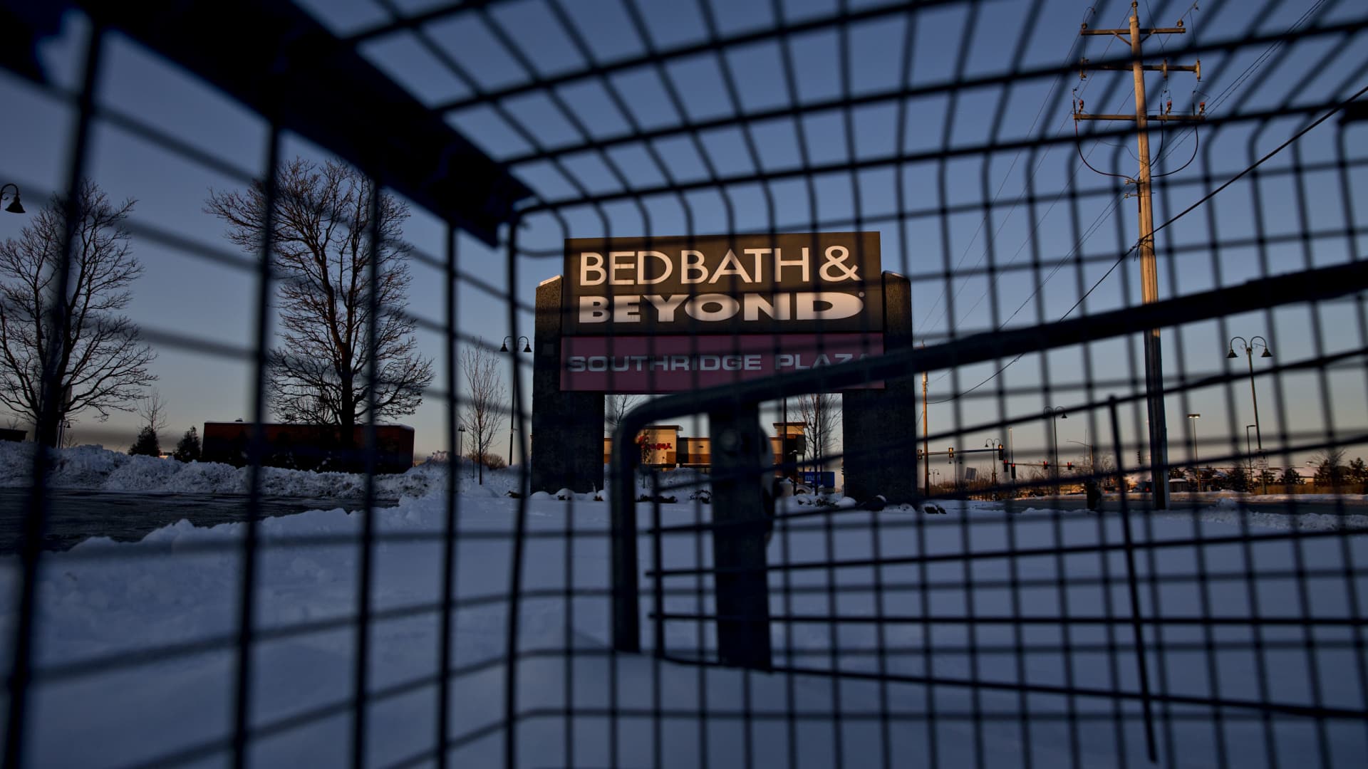 Bed Bath and Beyond shares plunge after retailer warns it doesn’t have the cash to pay down debts