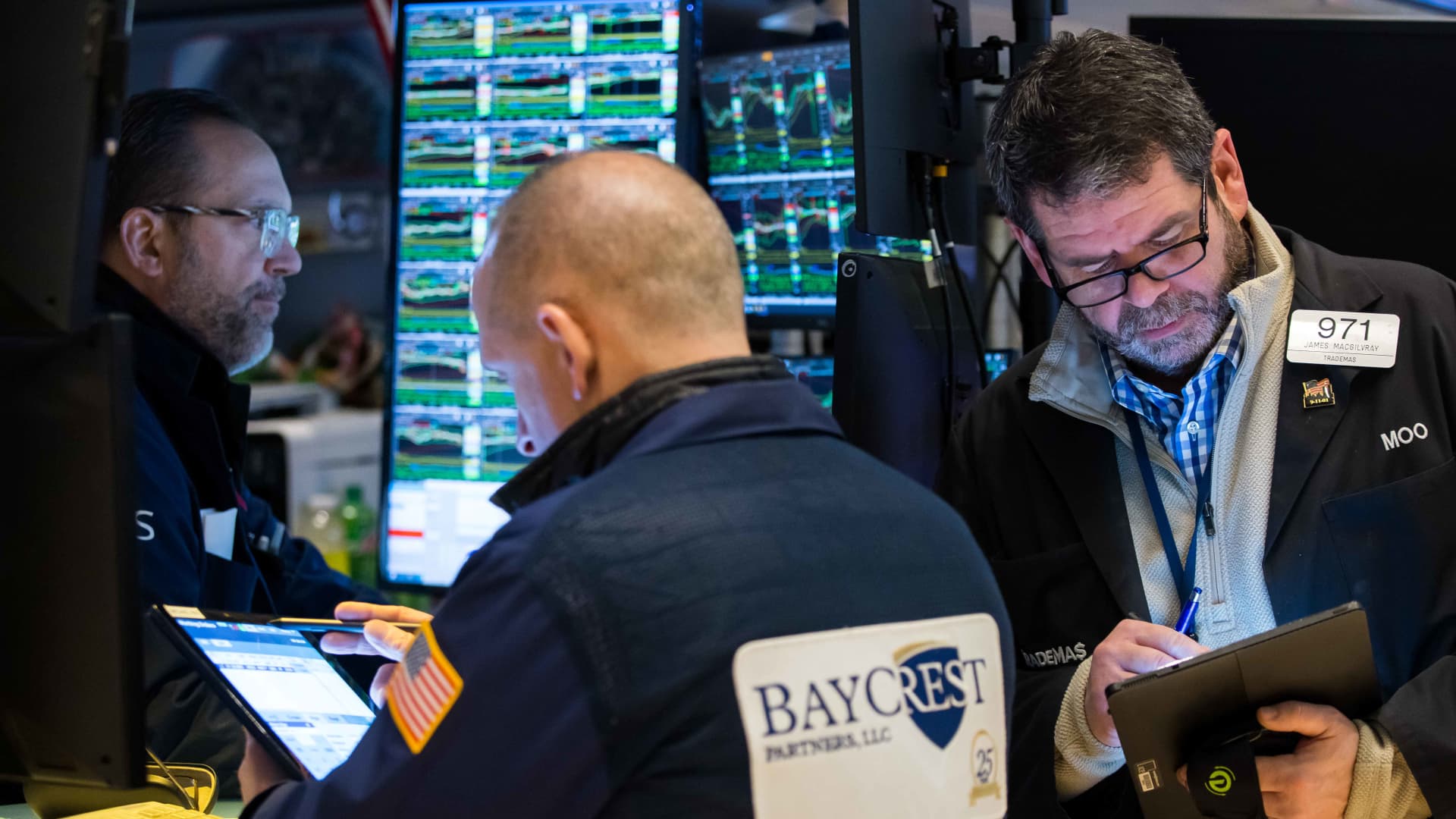 O Dow salta 300 pontos para começar a semana, enquanto os investidores avaliam o próximo movimento da taxa do Fed