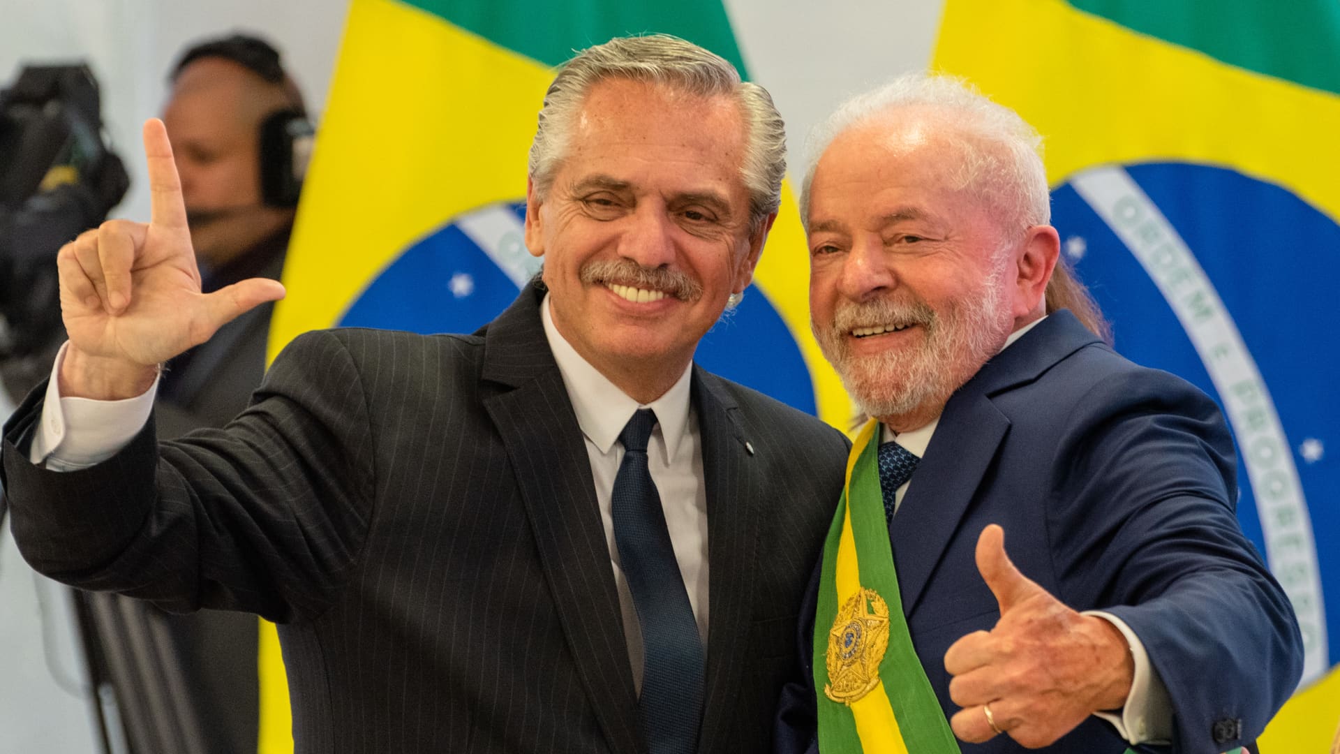 Brasil e Argentina discutem moeda comum