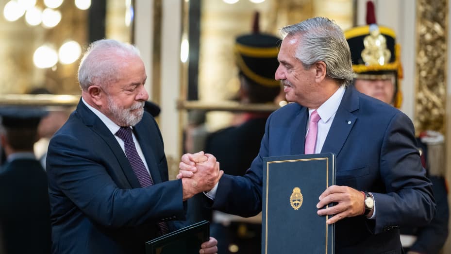 El presidente de Argentina, Alberto Fernández (derecha), y el presidente de Brasil, Luiz Inácio Lula da Silva (izquierda), se saludan tras firmar una serie de acuerdos durante una conferencia de prensa en Buenos Aires.