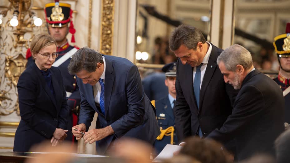 El ministro de Hacienda de Brasil, Fernando Haddad (segundo desde la izquierda), y el ministro de Economía de Argentina, Sergio Massa (segundo desde la derecha), firman un acuerdo conjunto.