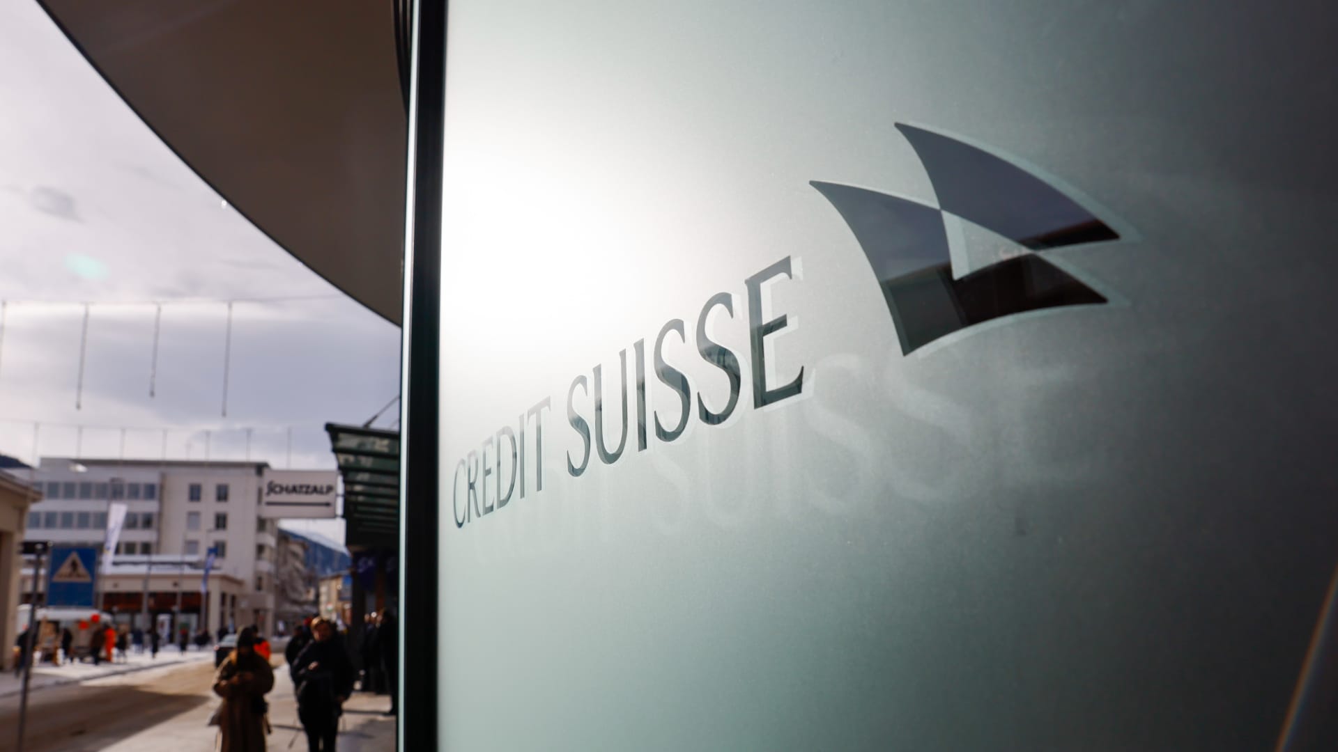 وتراجعت أسهم Credit Suisse بنسبة 5٪ بفعل “نقاط ضعف جوهرية” في التقارير المالية