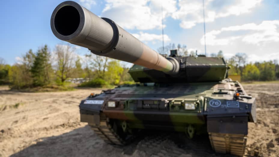 PRESENTADO - 28 de abril de 2022, Baja Sajonia, Munster: Un tanque de batalla principal Leopard 2 A7V del ejército alemán se encuentra en el campo de entrenamiento.  Según el canciller Scholz, España aún no ha presentado una solicitud para la exportación de tanques Leopard 2 de fabricación alemana a Ucrania.  Si todavía hay tal solicitud, será examinada, dijo el martes el político del SPD durante su visita a Lituania.  Según un informe del diario El País, España quiere suministrar a Ucrania carros de combate principales Leopard 2 A4 de fabricación alemana.  Por regla general, la G