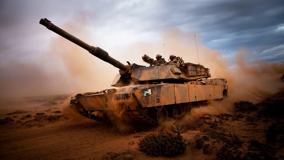Un tanque de batalla principal US M1A1 Abrams durante un día de entrenamiento en el ejercicio.