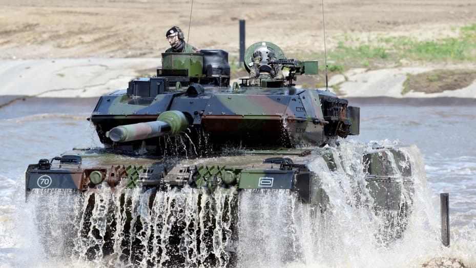 Se ve un tanque Leopard 2 durante una visita de la canciller alemana, Angela Merkel, a la nueva fuerza de punta de lanza de la OTAN "VJTF 2019" en Munster, Alemania, el 20 de mayo de 2019. REUTERS/Fabian Bimmer