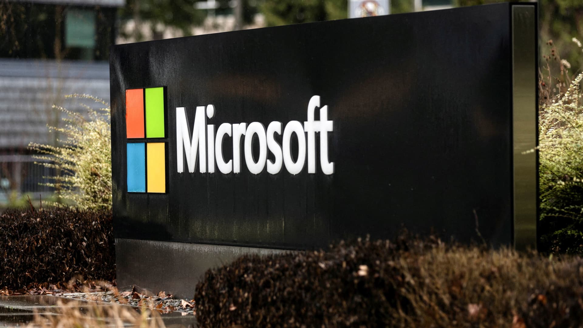 Latest Microsoft results show the tech giant is still a buy, analysts say