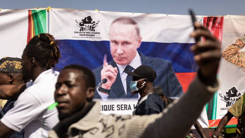 OUAGADOUGOU, Burkina Faso - 20 de enero de 2023: Se ve una pancarta del presidente ruso Vladimir Putin durante una protesta para apoyar al presidente de Burkina Faso, el capitán Ibrahim Traore, y para exigir la partida del embajador y las fuerzas militares de Francia.