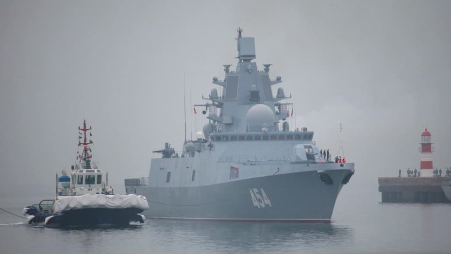 Esta foto tomada el 21 de abril de 2019 muestra la fragata de misiles rusa Almirante Gorshkov llegando a Qingdao, en la provincia oriental china de Shandong.