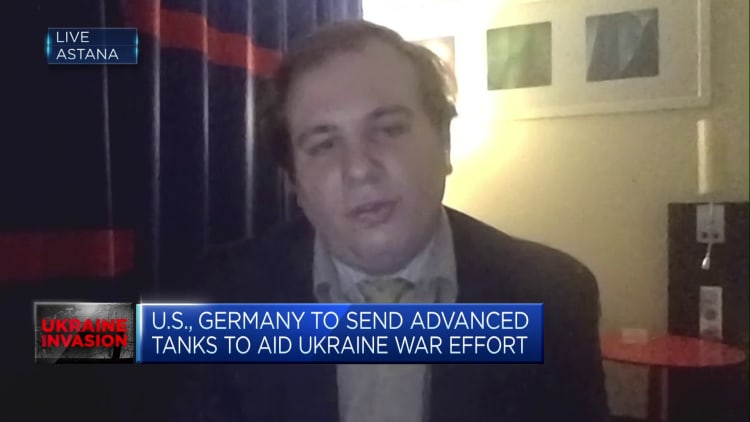 Analyst discusses Germany's decision to send tanks to Ukraine