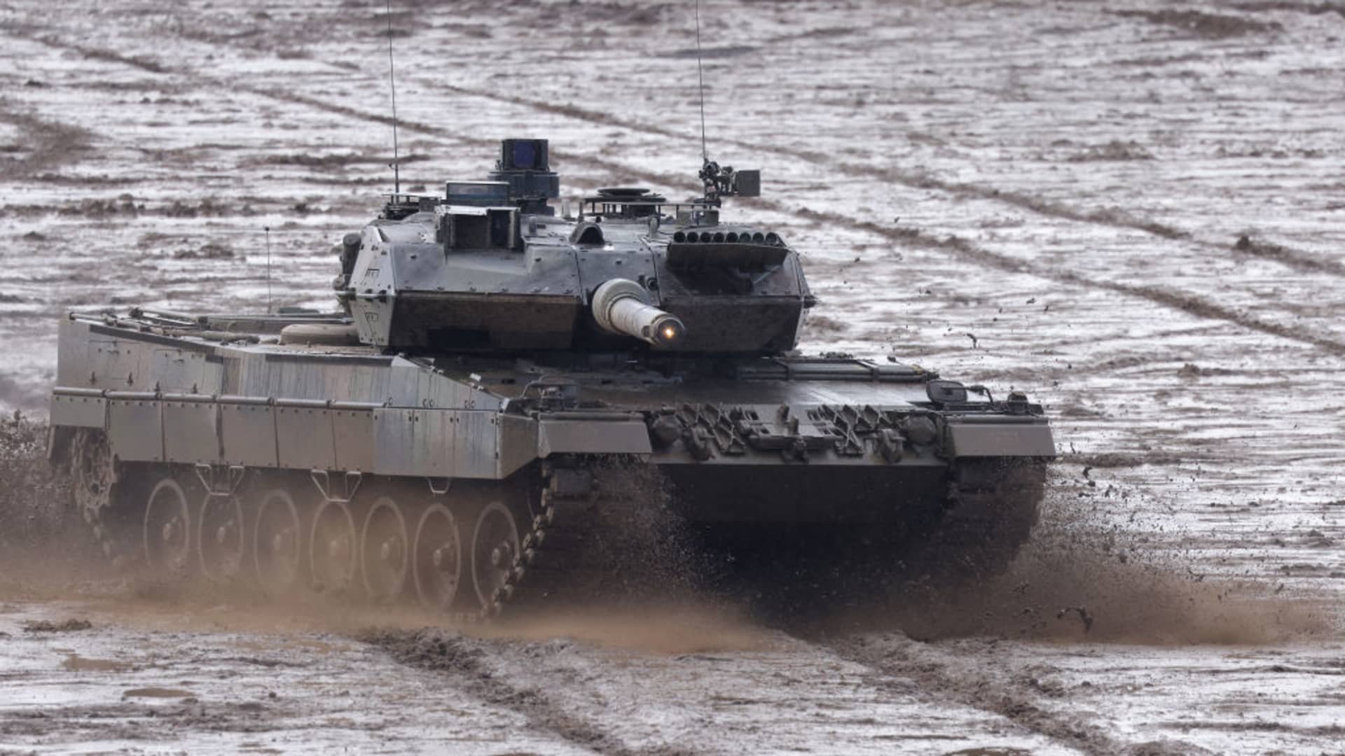 A Leopard 2 A6 heavy battle tank.