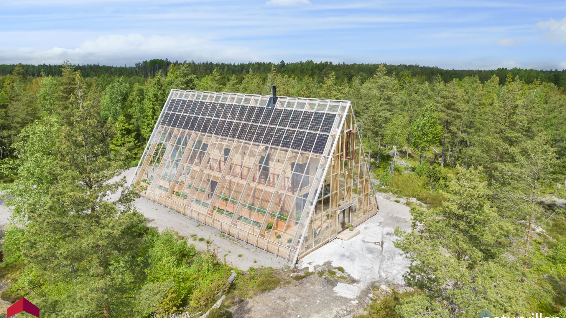 Unikt designat ekologiskt naturhus is a sustainable off-the-grid home in Brålanda, Västra Götalands län, Sweden.