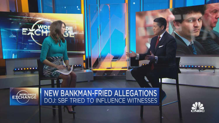 Los fiscales dicen que el contacto de Sam Bankman-Fried con los empleados de FTX sugiere manipulación de testigos