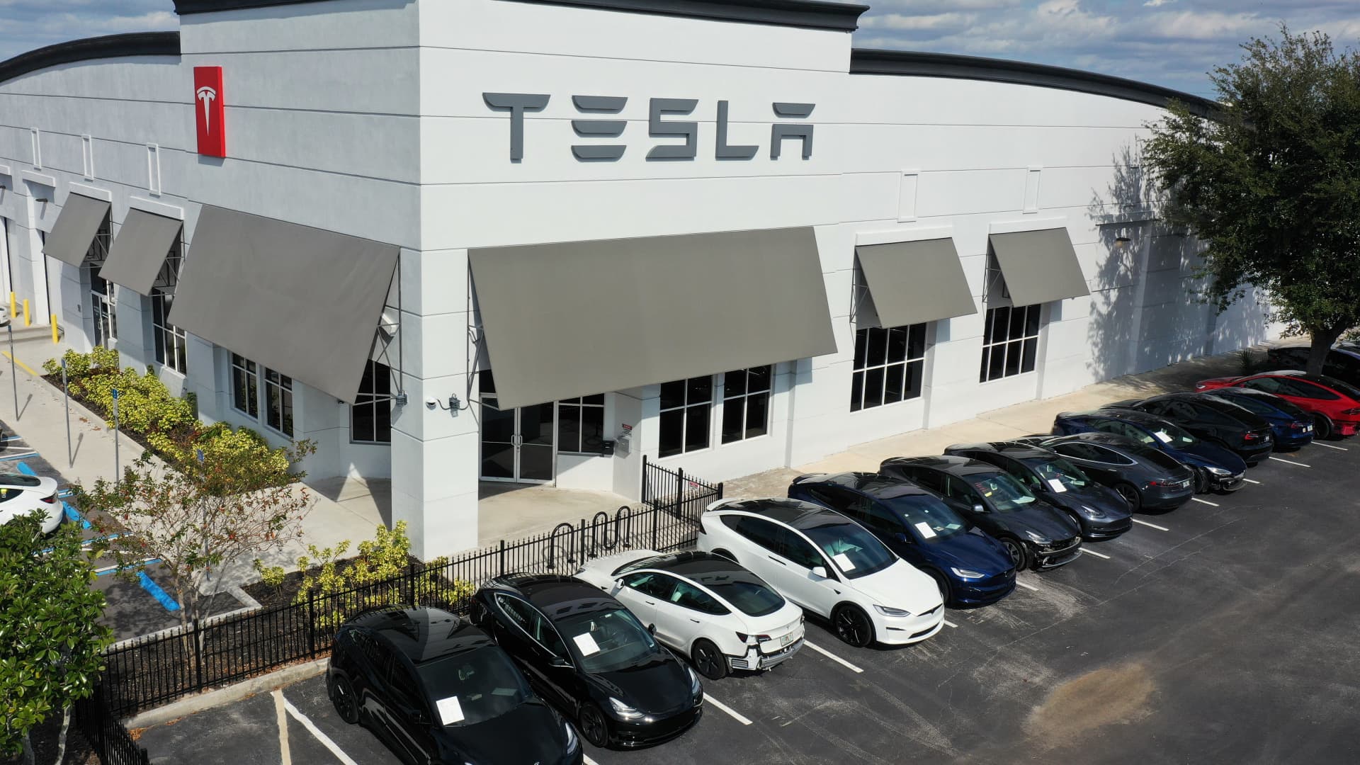 Tesla just ignited a price war in electric vehicles. Investors should see it as an opportunity