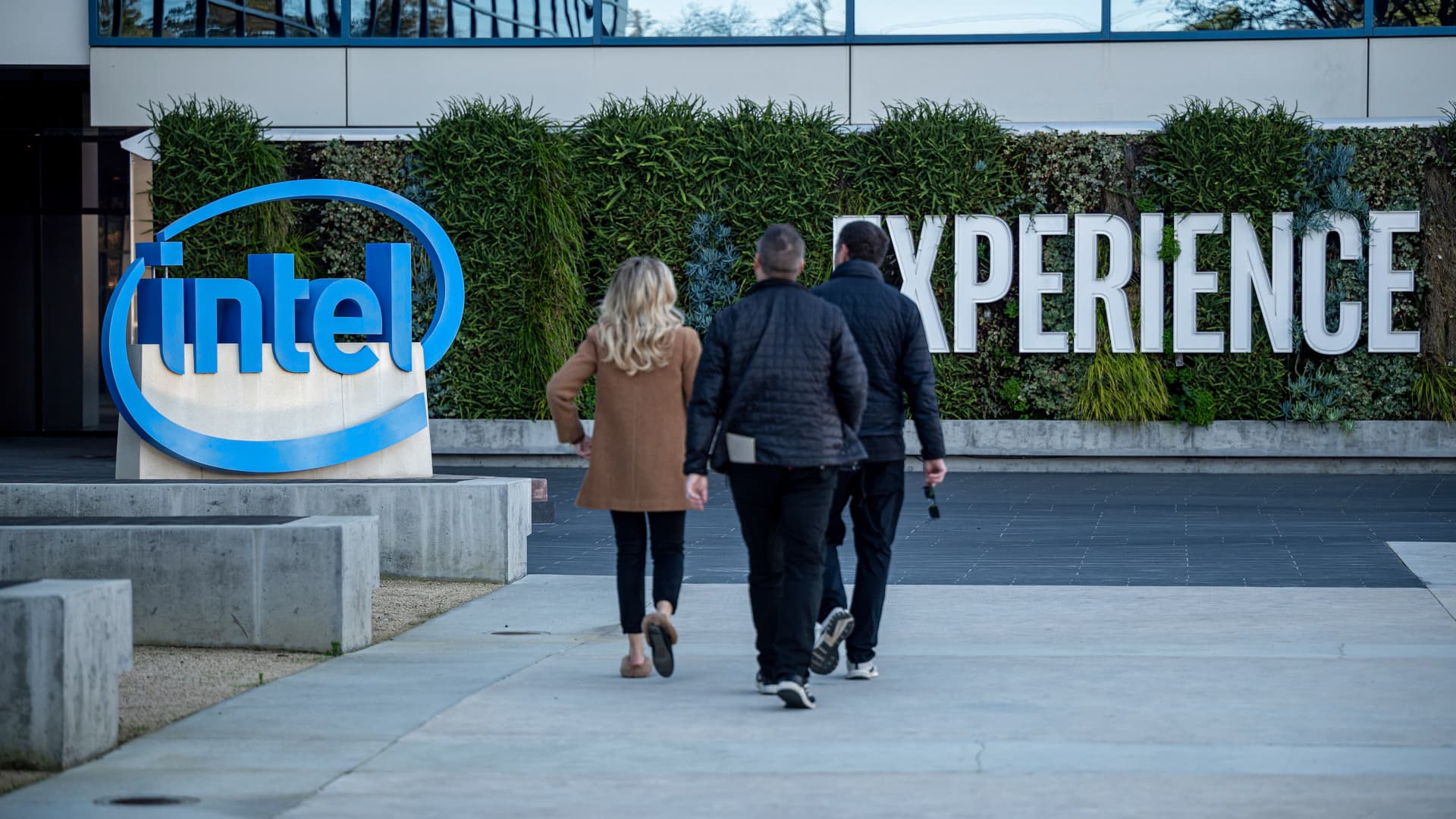 Intel drops virtually 8% just after chipmaker reports hefty decline in foundry organization