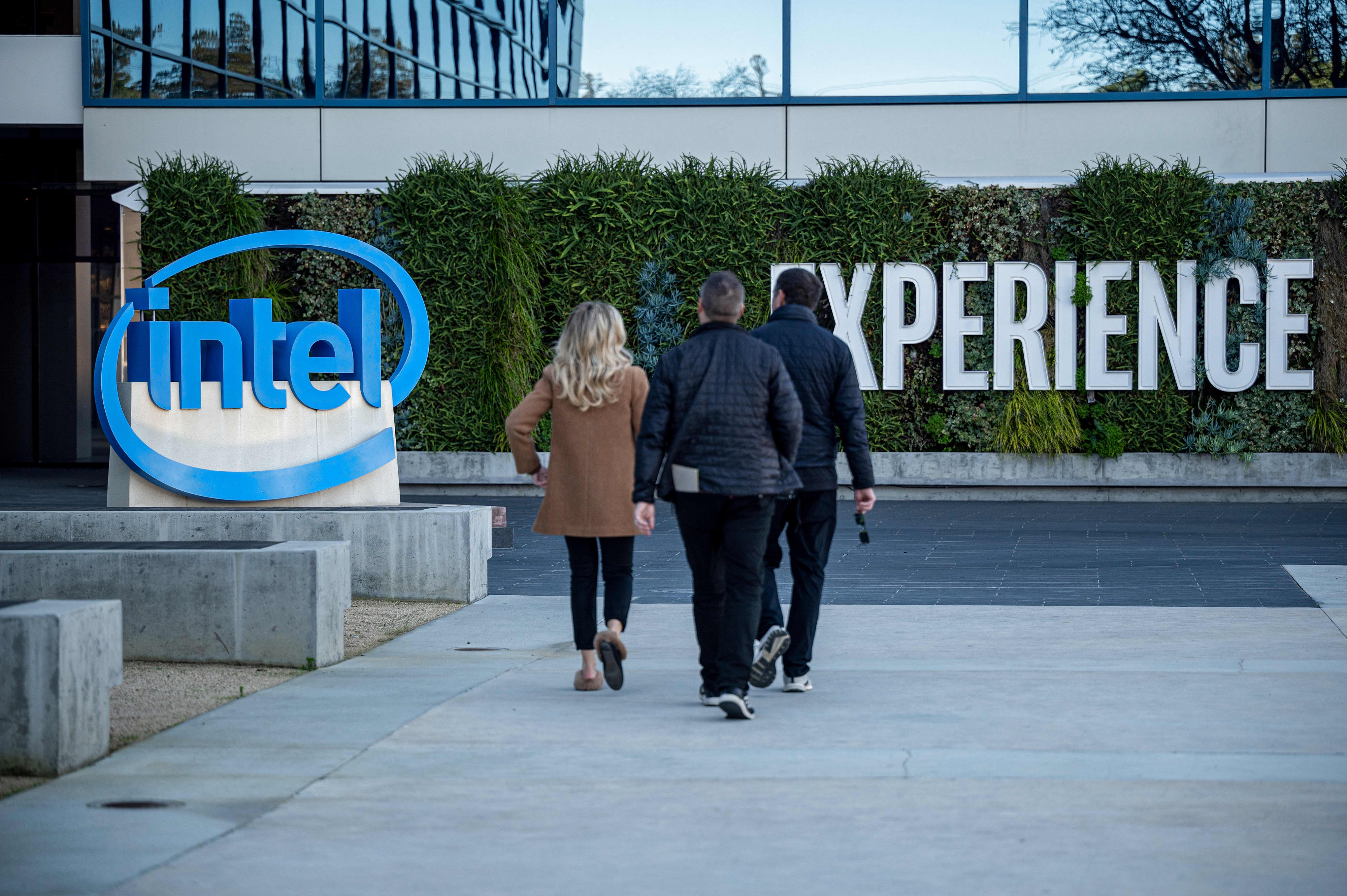 Intel’s Shares Plummet 8% Following Significant Loss in Foundry Business