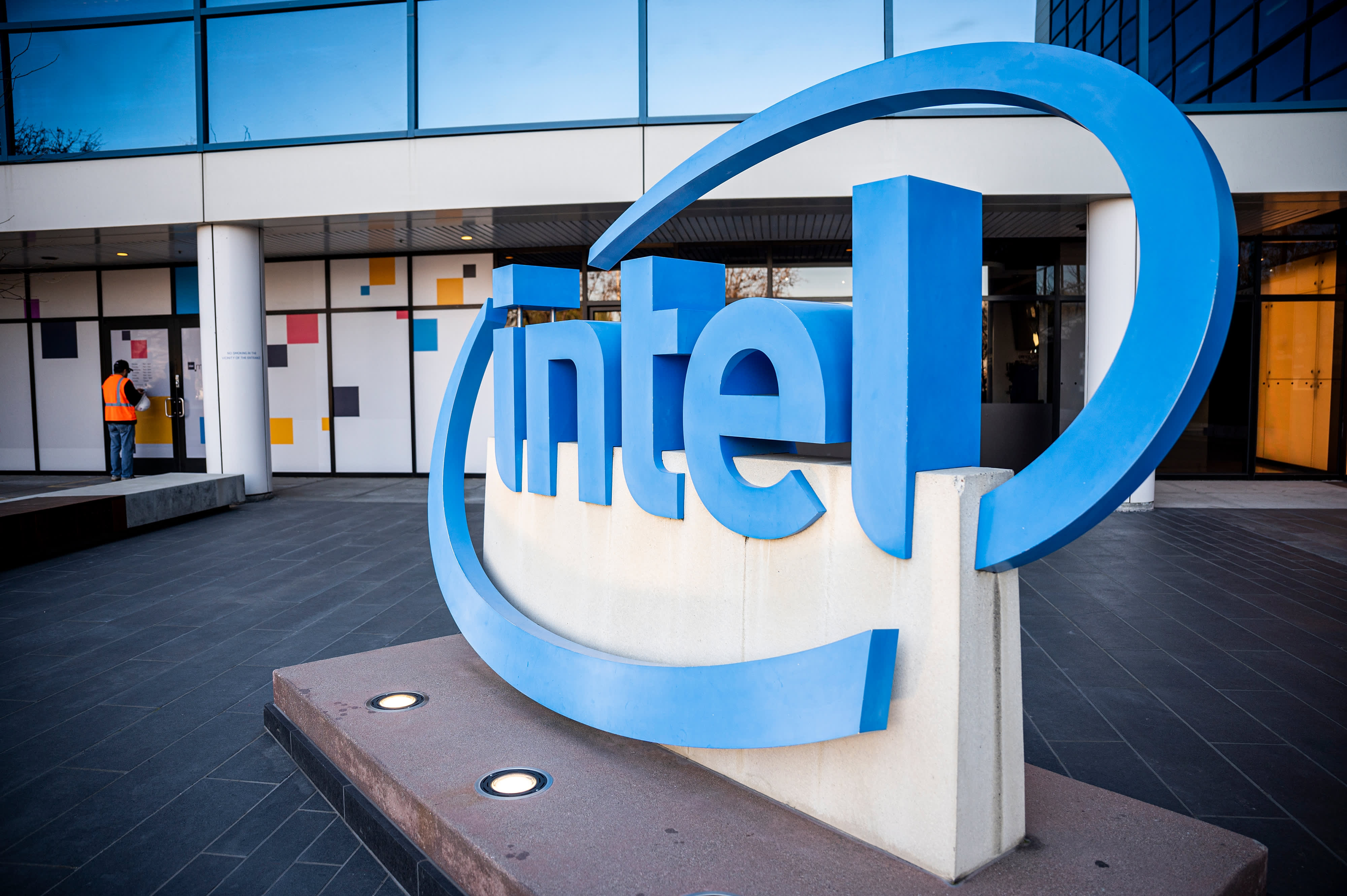 Chip-making Unit of Intel Reveals $7 Billion Operating Loss
