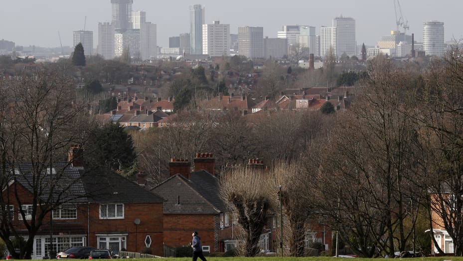 Un hombre hace ejercicio en un parque con vista al centro de la ciudad de Birmingham, Reino Unido, el jueves 28 de enero de 2021.
