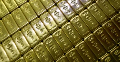 Gold prices gain as U.S. dollar loses strength on Fed pause bets