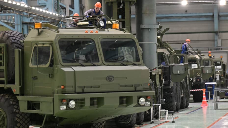 Vehículos militares en una planta que forma parte del fabricante de misiles ruso Almaz-Antey, en San Petersburgo, el 18 de enero de 2023.