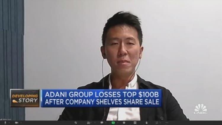Las pérdidas de mercado de Adani ahora han superado los $ 100 mil millones en la semana desde que fue atacada por un vendedor en corto.