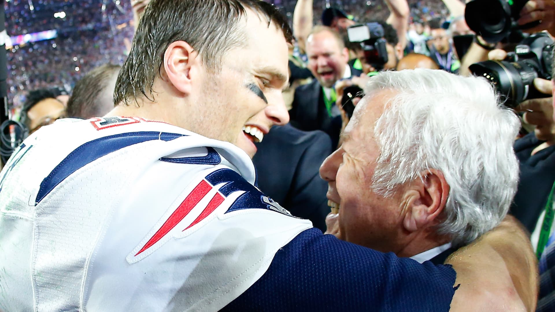 Robert Kraft wants Tom Brady to retire with the Patriots