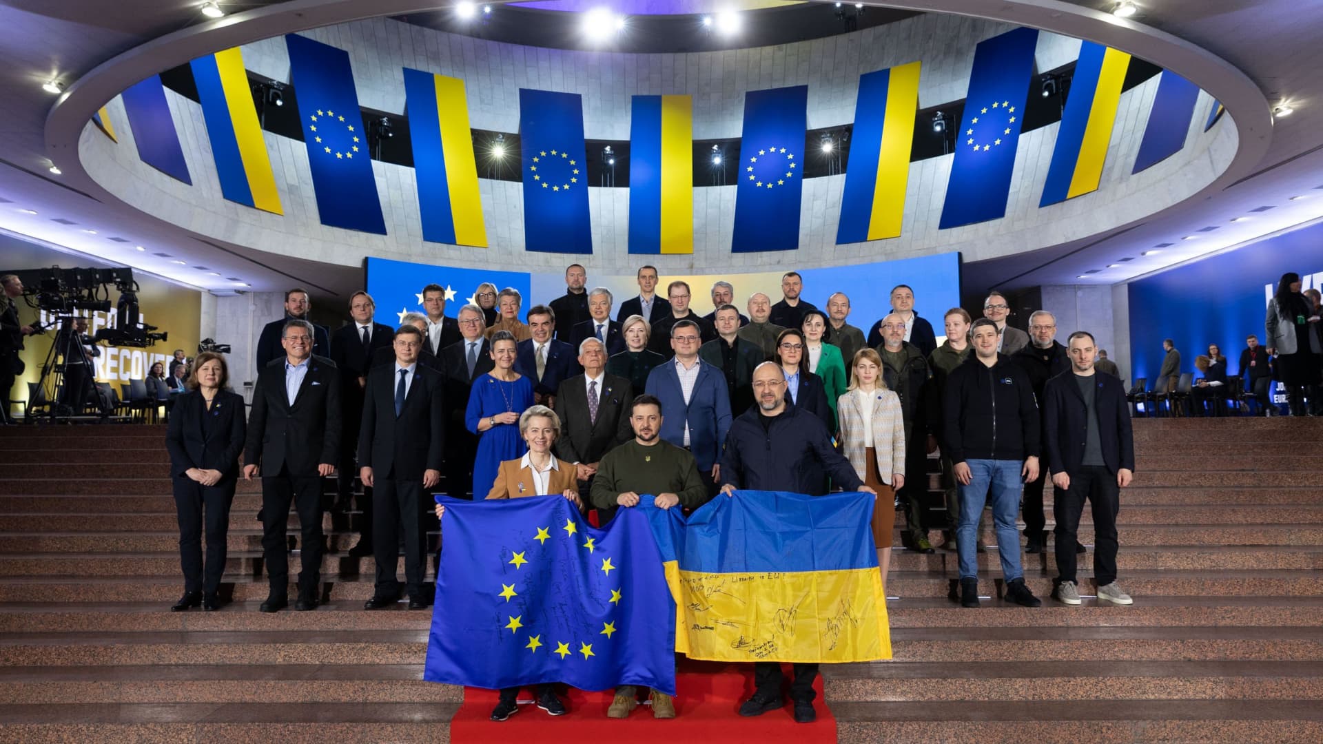 Ukrainian President Volodymyr Zelenskyy (center) and European Commission President Ursula von der Leyen (left) pose for a photo with Ukrainian and European Union flags after their meeting in Kyiv, Ukraine on Feb. 2, 2023.