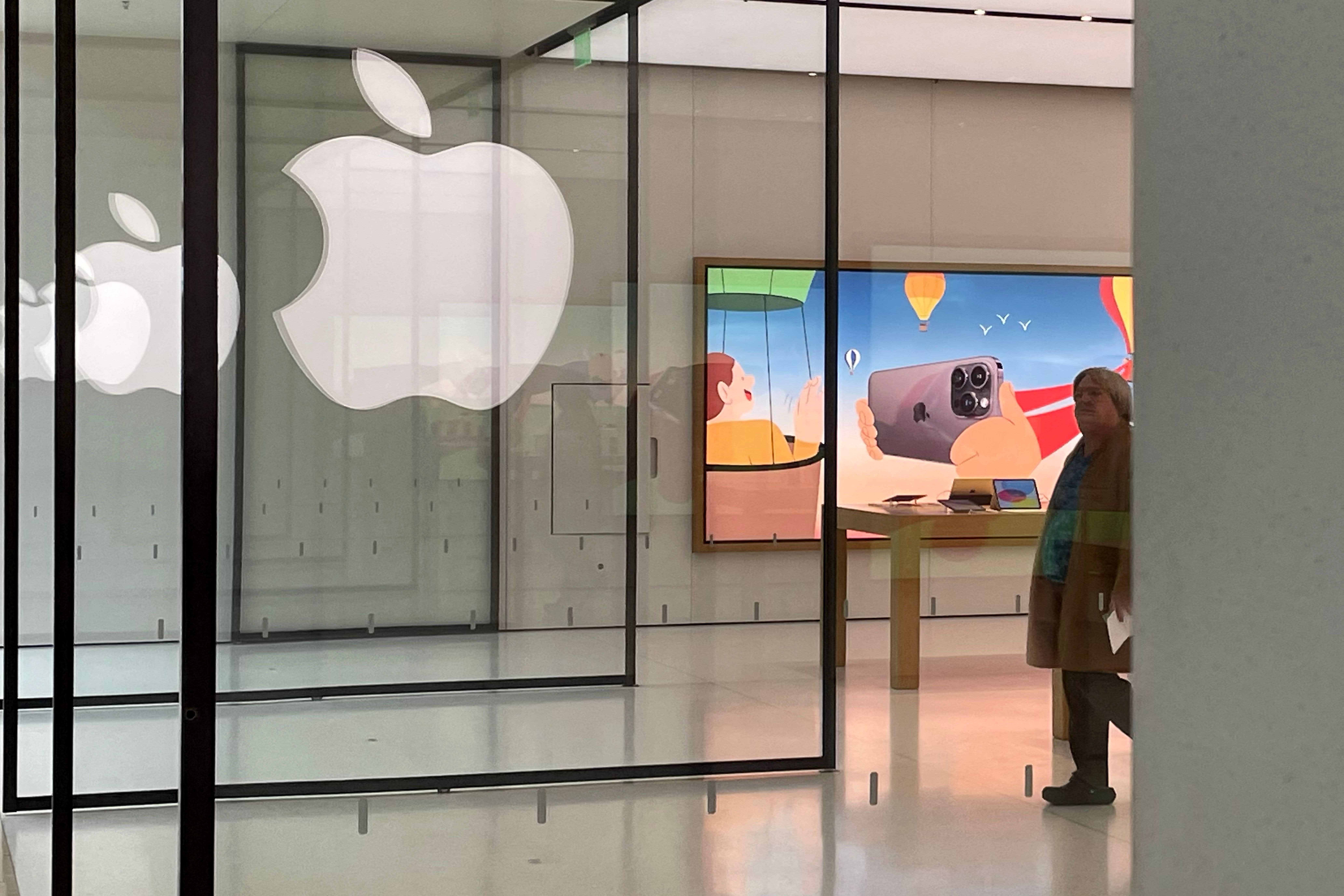 Morgan Stanley sees Apple up more than 20%, says investors should watch for near-term headwinds