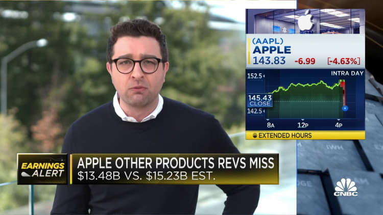 Apple misses on top and bottom lines