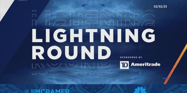 Cramer's lightning round: Stick with Netflix