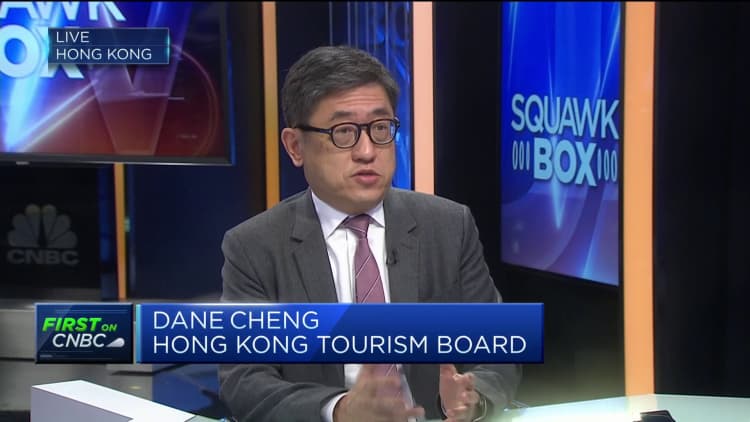 Hong Kong-ek milioi erdi hegazkin txartel oparitzeko asmoa du turismoa sustatzeko