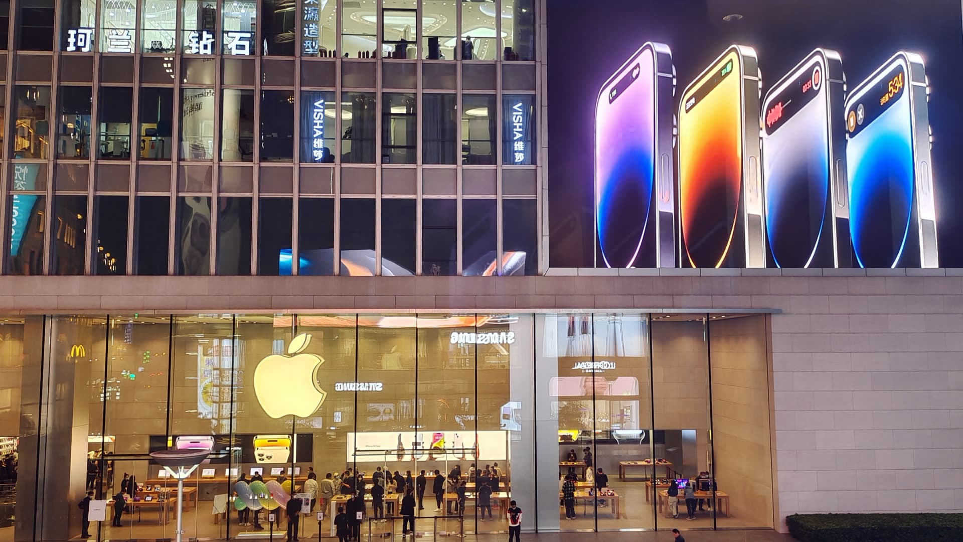 Retailers in China enact rare price cuts for Apple's high-end iPhone 14 line