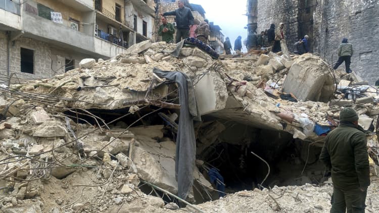 Két hatalmas földrengés rázta meg Törökországot és Szíriát, a halottak száma meghaladja a 2,000-et