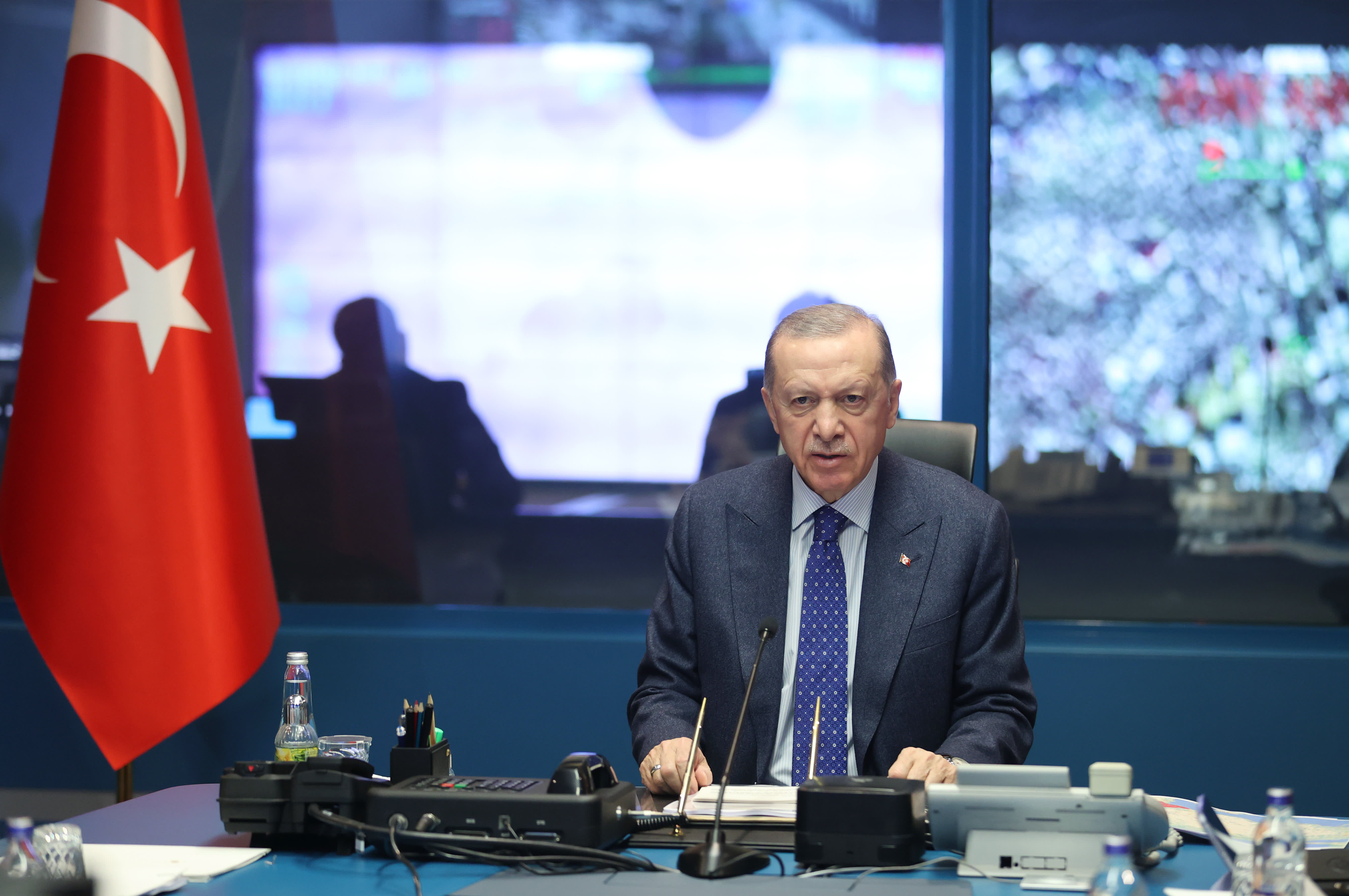 يواجه أردوغان في تركيا أصعب اختبار له حتى الآن في انتخابات عالية المخاطر